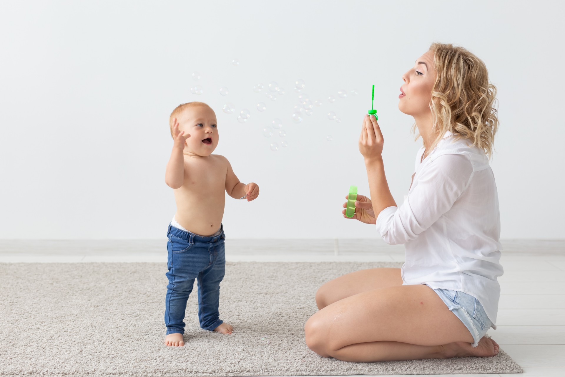 Mamma som blåser såpebobler for lite barn. Skal illustrere gulvvarme