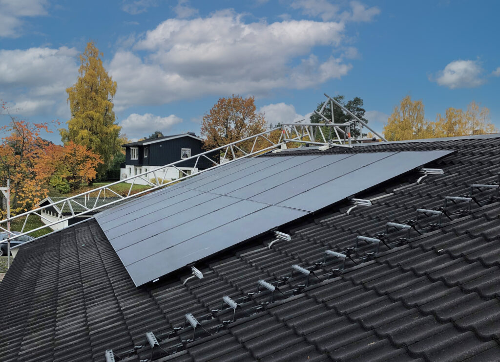 Solceller under montering på tak