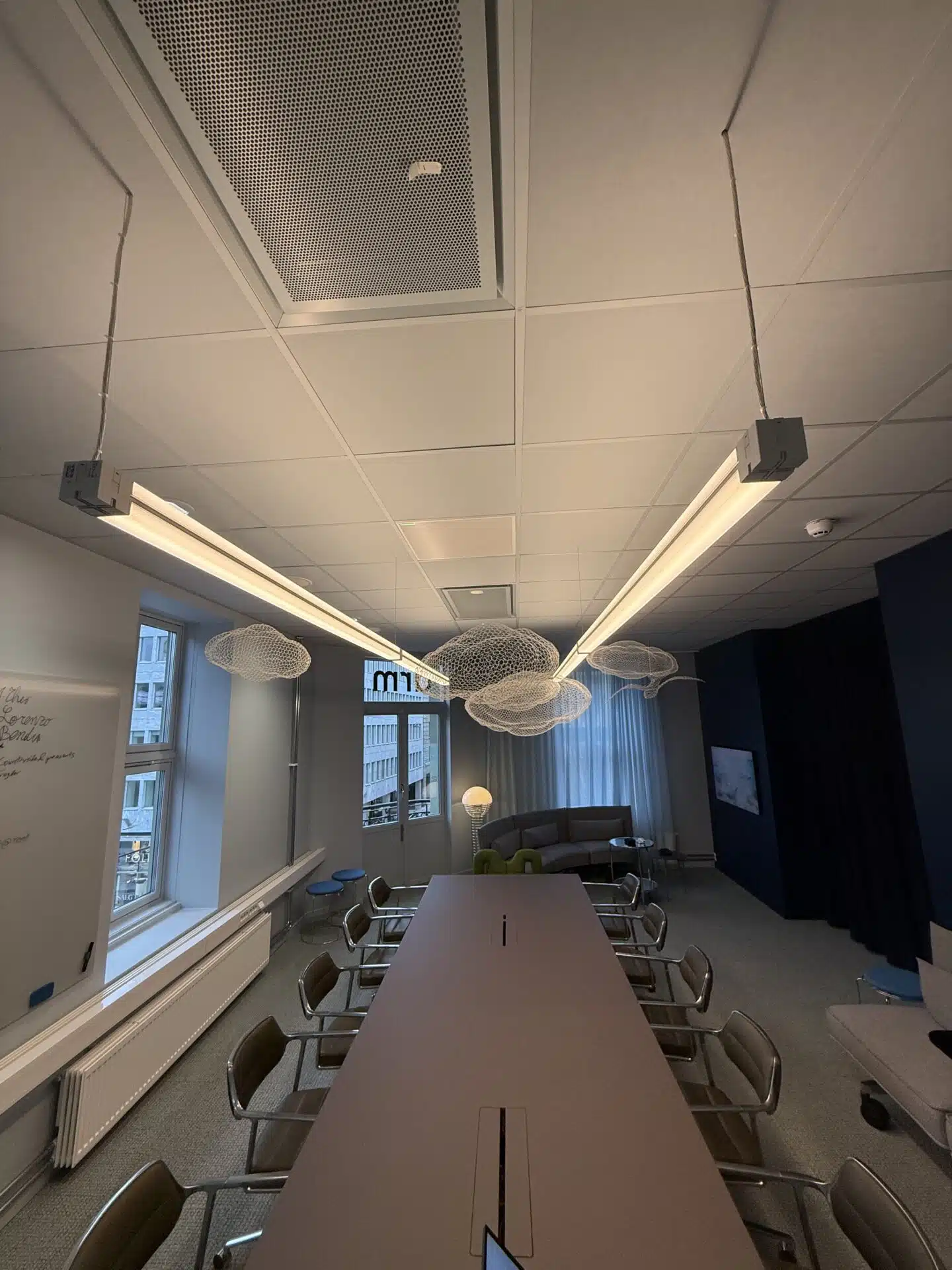 Næringslokale og møterom med belysning i taket