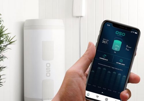 Oso Charge reklamebilde med app på mobil