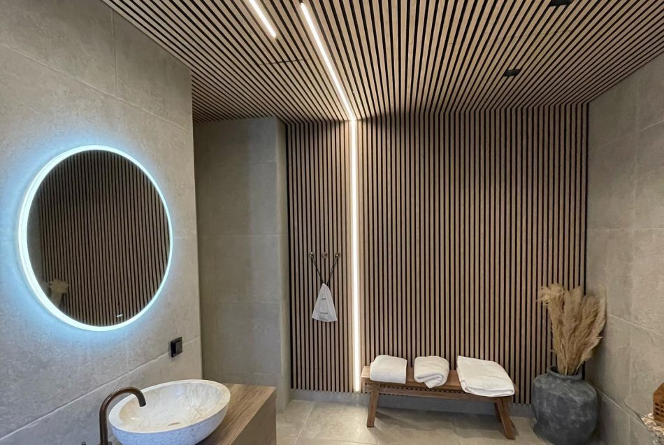 Bad med spiler i vegg og tak med ledlys integrert som er pusset opp av Welhaven Rør & Elektro
