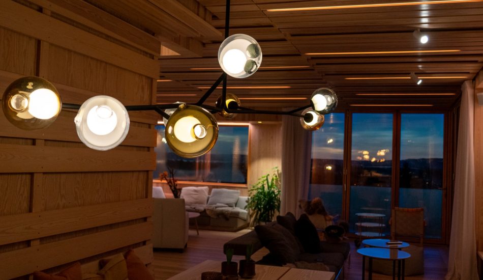 Designer taklampe over spisestue i bolig i Bærum
