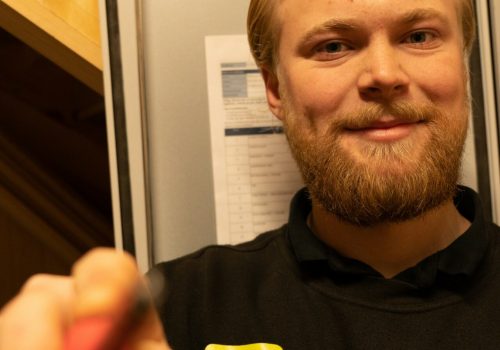 Elektriker på arbeid